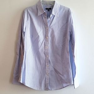 NWT Gap Classic Fitted button down shirt, Small